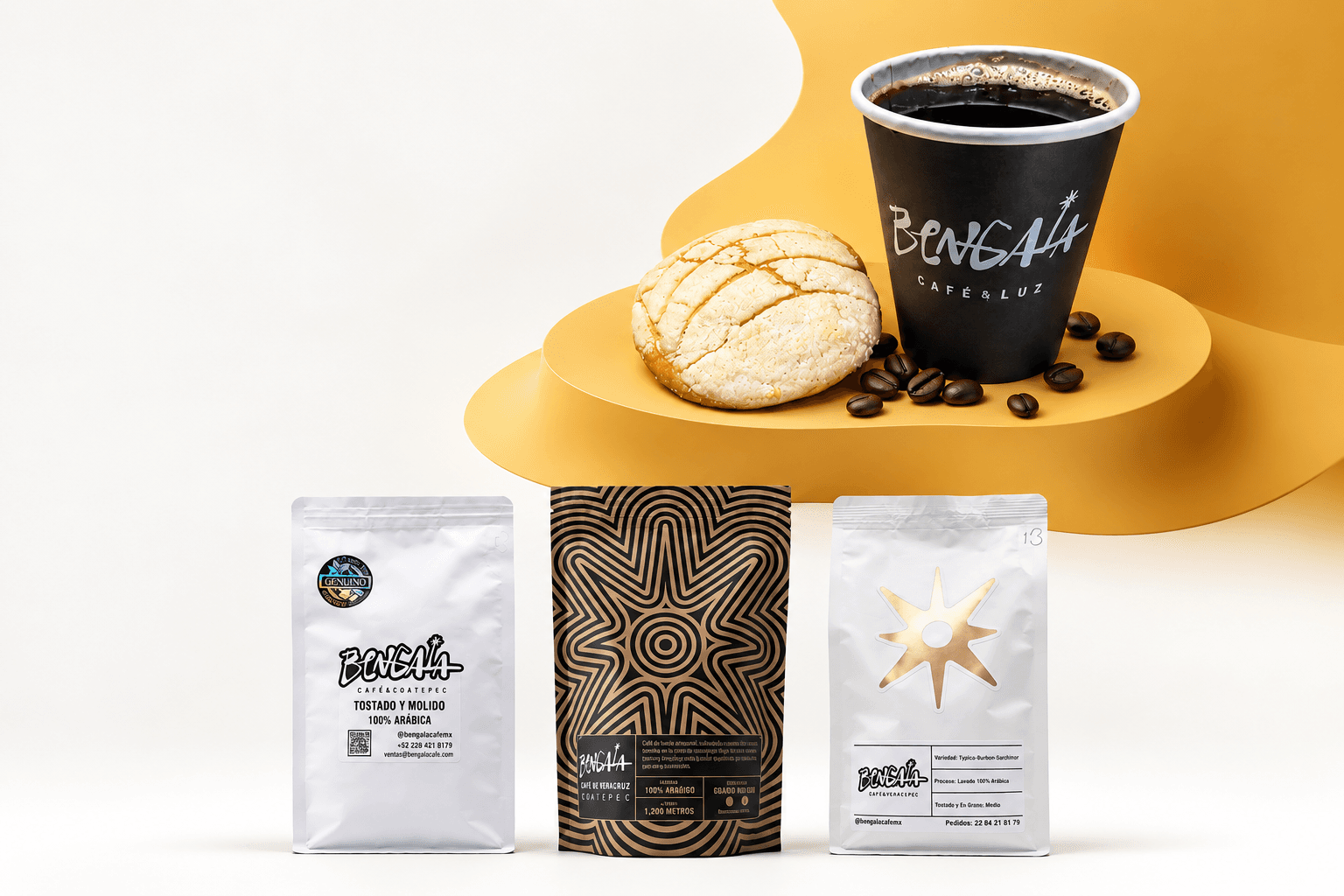 Café Bengala y tres bolsas de café frente a una composición dorada