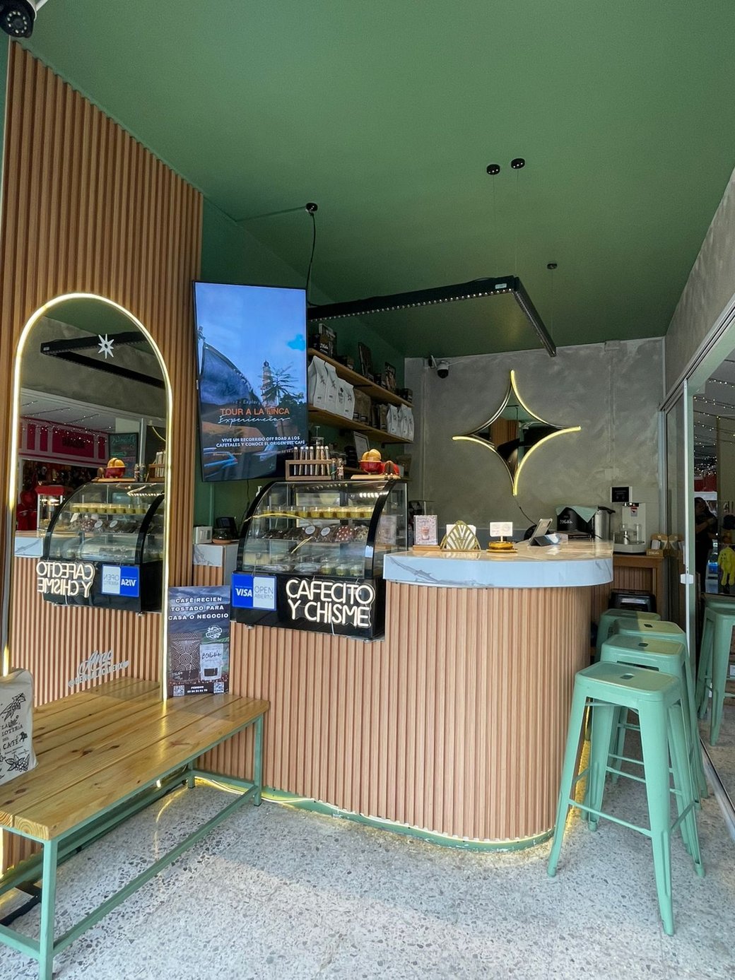 Interior de Bengala Café, barra Cafecito y Chisme